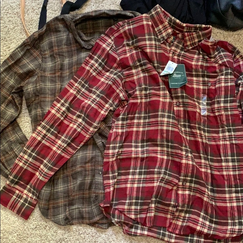 Flannel long sleeve button ups (2)